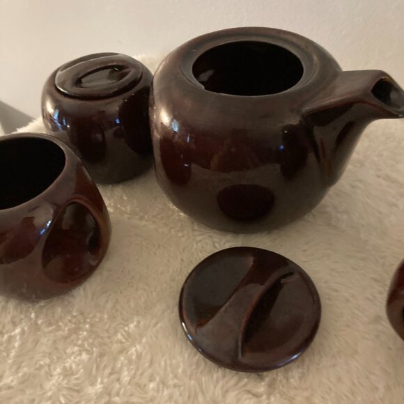 Retro Essex Brown Ceramic Coffee/Tea Pot w/Creamer, Sugar Bowl w/Lid + (2) Cups - Picture 3 of 6